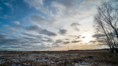 Donmuş tarlanın üzerinde batan güzel güneş