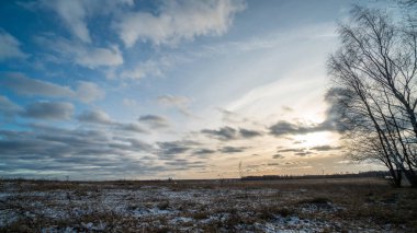 Donmuş tarlanın üzerinde batan güzel güneş