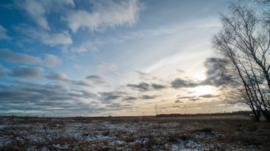 Donmuş tarlanın üzerinde batan güzel güneş
