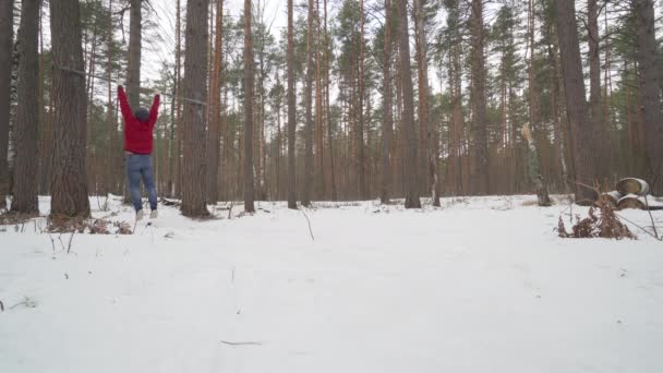 森の中で働いてる若いアスレチックマン — ストック動画