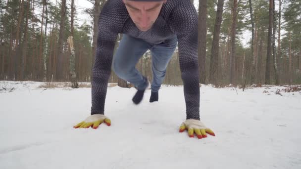 Jeune homme athlétique travaillant dans la forêt — Video