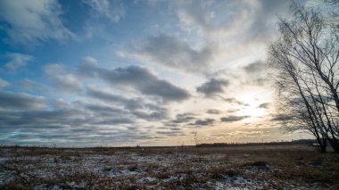 Donmuş tarlanın üzerinde batan güzel güneş