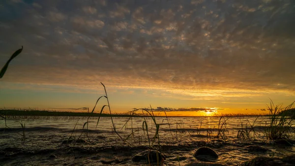 Krásné jezero v Karelii při západu slunce — Stock fotografie