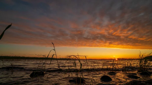 Krásné jezero v Karelii při západu slunce — Stock fotografie