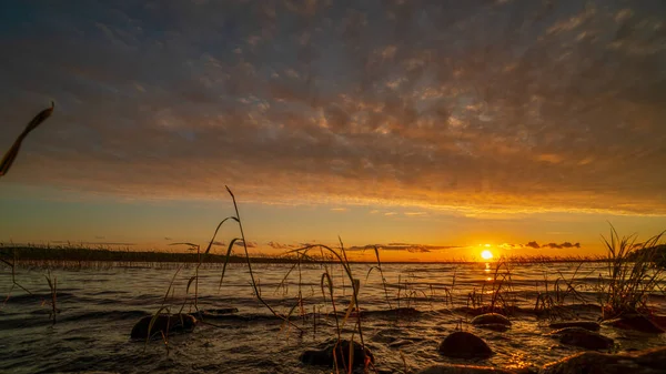 Krásné jezero v Karelii při západu slunce — Stock fotografie