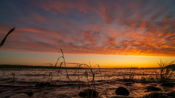 Krásné jezero v Karelii při západu slunce — Stock fotografie