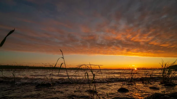 Krásné jezero v Karelii při západu slunce — Stock fotografie