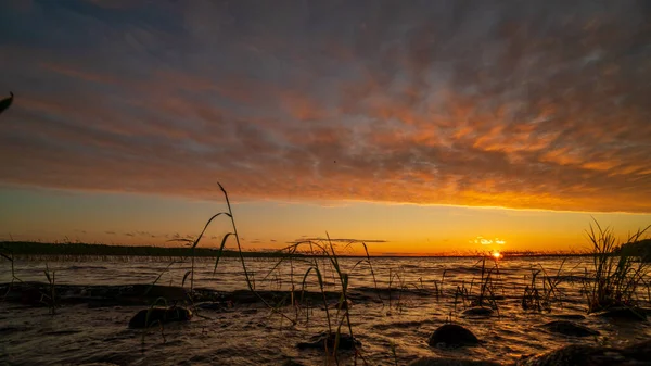 Krásné jezero v Karelii při západu slunce — Stock fotografie