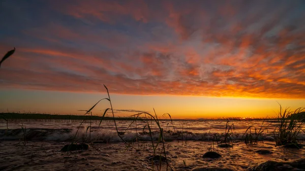 Hermoso lago en Karelia al atardecer — Foto de Stock