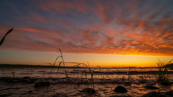 Hermoso lago en Karelia al atardecer — Foto de Stock