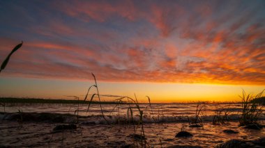 Gün batımında Karelia 'da güzel bir göl