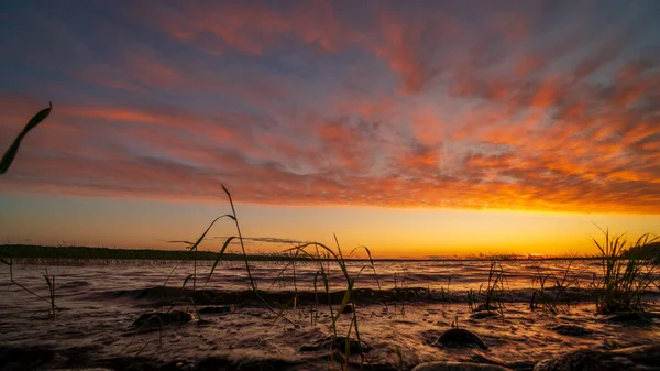 Krásné jezero v Karelii při západu slunce — Stock fotografie