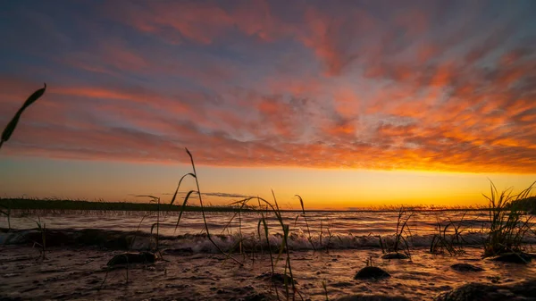 Krásné jezero v Karelii při západu slunce — Stock fotografie