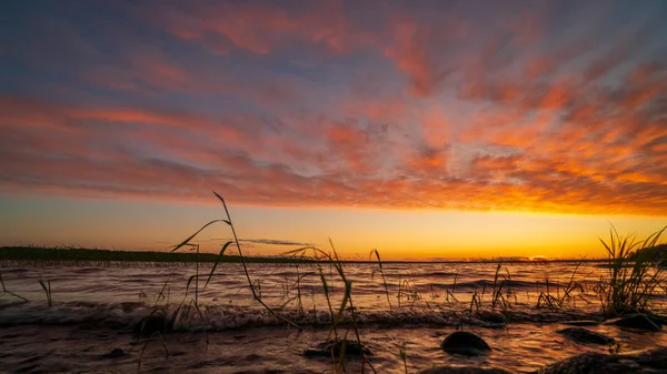 Krásné jezero v Karelii při západu slunce — Stock fotografie