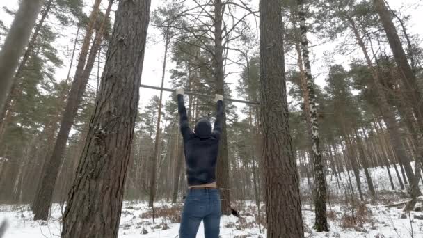 Jeune homme athlétique travaillant dans la forêt — Video