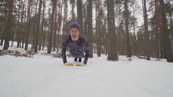 Push-ups. Jeune homme athlétique travaillant dans la forêt — Video