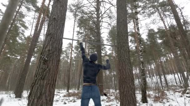 Jonge atletische man aan het werk in het bos — Stockvideo