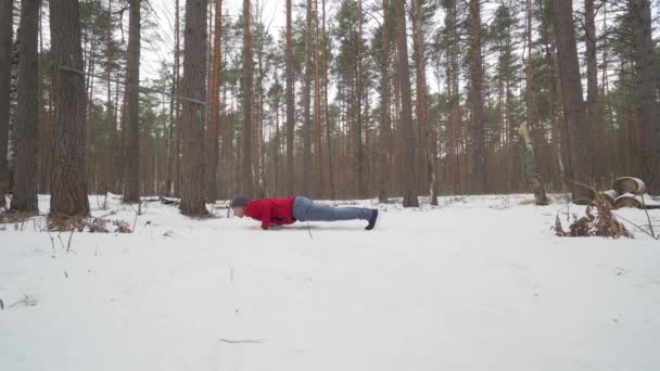 Pushups. Young Athletic Man working out in forest — Stockvideo
