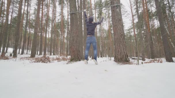 Jeune homme athlétique travaillant dans la forêt — Video