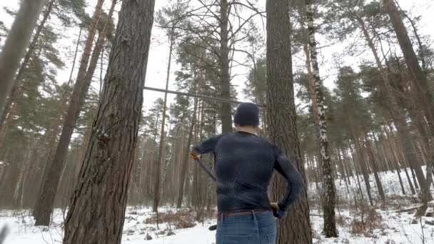 Mladý atletický muž cvičí v lese — Stock video