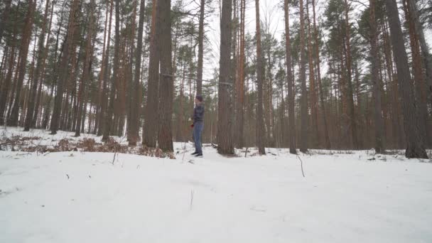 Young Athletic Man tränar i skogen — Stockvideo