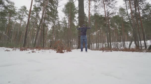 Homem Atlético Jovem trabalhando na floresta — Vídeo de Stock