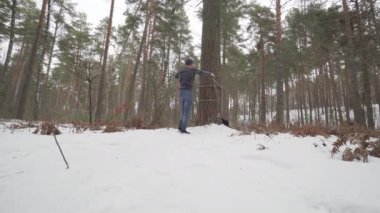 Genç Atletik Adam ormanda çalışıyor.