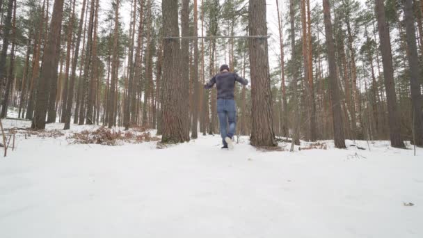 Jeune homme athlétique travaillant dans la forêt — Video