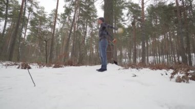 Genç Atletik Adam ormanda çalışıyor.