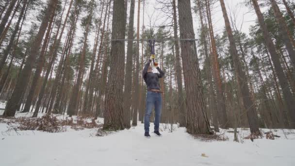 Jeune homme athlétique travaillant dans la forêt — Video
