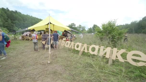 Mercado de artesanía y artes en el festival de música — Vídeo de stock