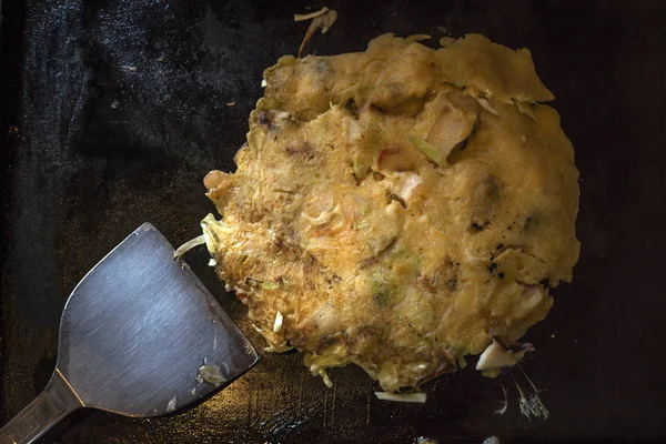 Japanische Küche: okonomiyaki — Stockfoto