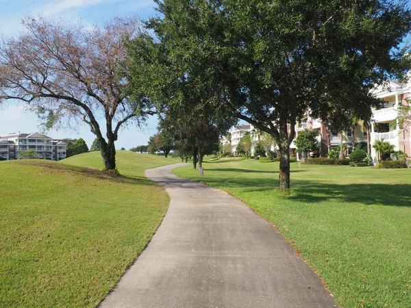 Camino macadam por un campo de golf —  Fotos de Stock