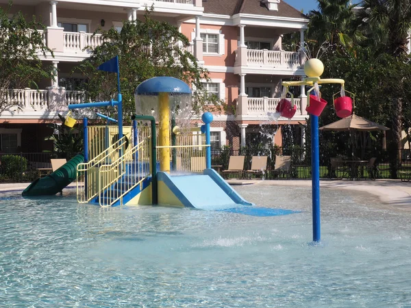 Juguetes divertidos en una piscina para niños — Foto de Stock