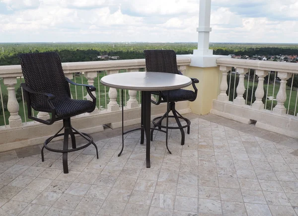 Két szék és asztal a tetőtéri teraszon — Stock Fotó