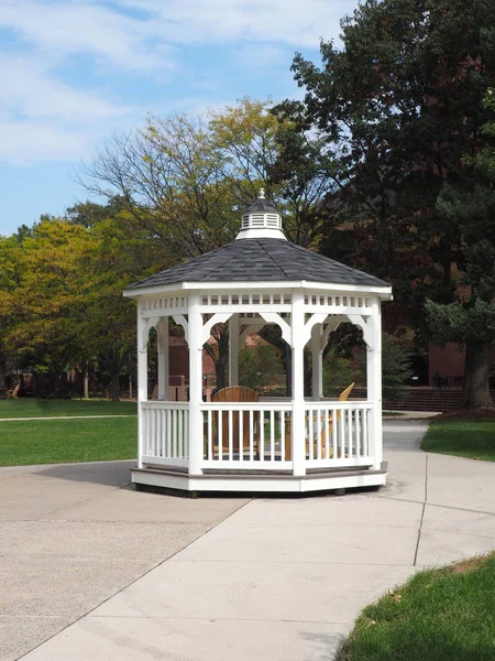 Gazebo branco pitoresco — Fotografia de Stock