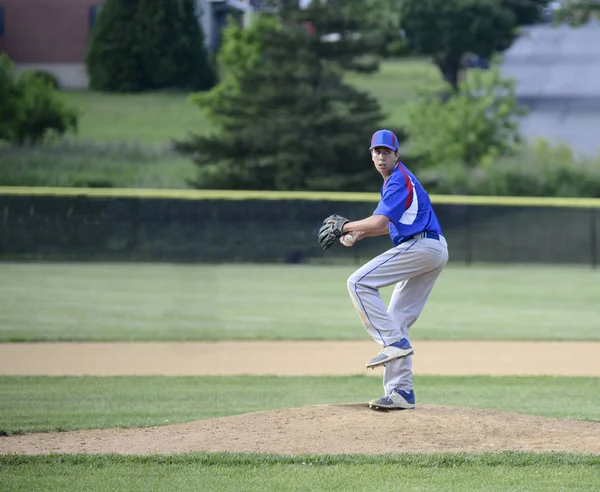 Nastoletnich baseball dzban — Zdjęcie stockowe