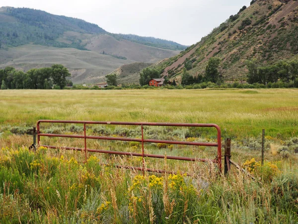 Rode hek gate door een prairie — Stockfoto