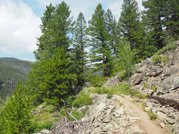 Sentier de randonnée au bord du lac — Photo