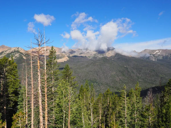 Nuvens no topo das Montanhas Rochosas — Fotografia de Stock