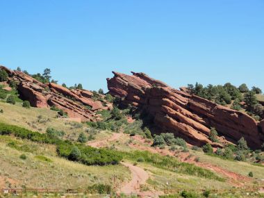 Doğal kırmızı kaya kumtaşı oluşumları Morrison Colorado.