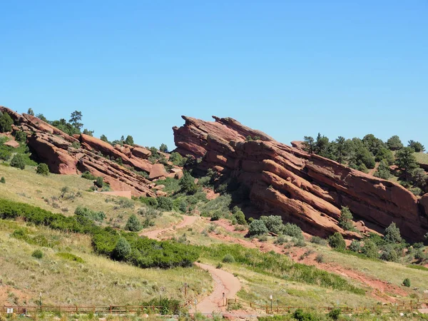 Doğal kırmızı kaya kumtaşı oluşumları Morrison Colorado.