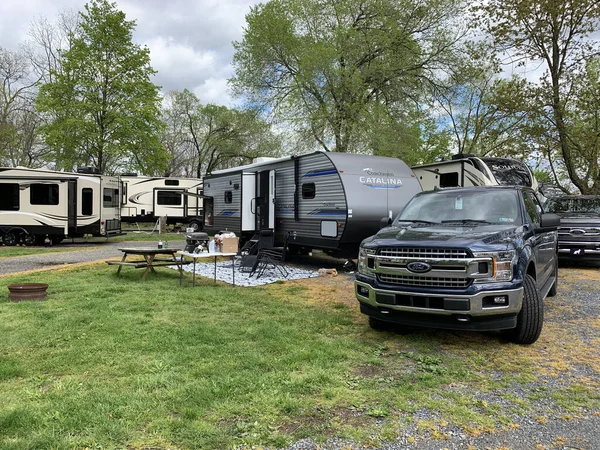 ゲティスバーグ ペンシルベニア州 2020年5月1日 州の閉鎖が容易になると レクリエーション車両はペンシルベニア州のプライベートキャンプ場を埋めます — ストック写真