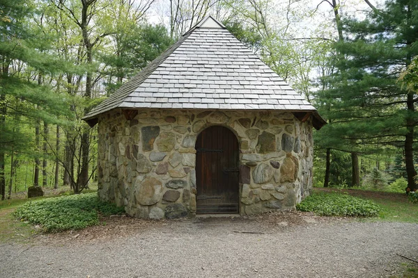 Small Building Made Rocks Wooded Area Structure Has Rounded Arch — Stock Photo, Image