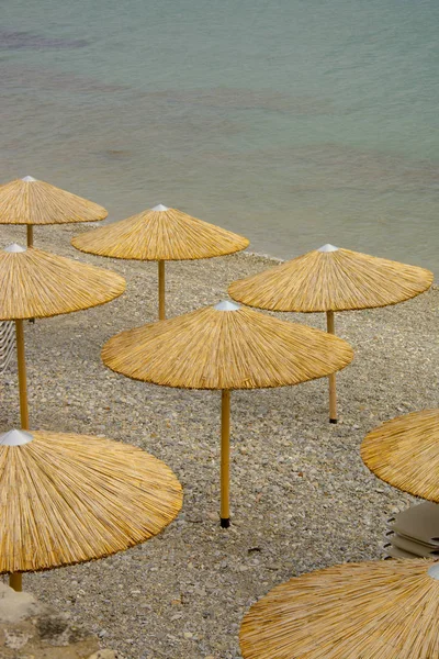 Ombrelloni sulla spiaggia del mare — Foto Stock