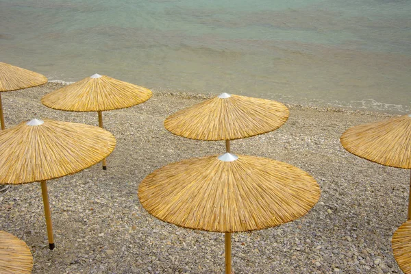 Parasoll på sea beach — Stockfoto