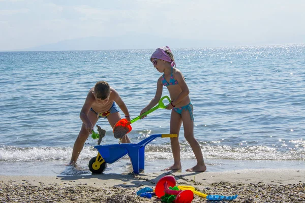 Двое детей играют на пляже — стоковое фото