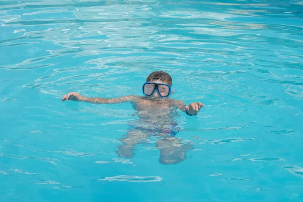 Chlapeček Vodě Potápěčským Vybavením — Stock fotografie