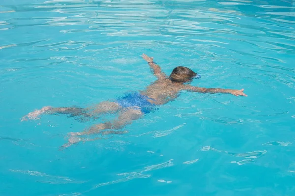 ダイビング器材と水で小さい男の子 — ストック写真