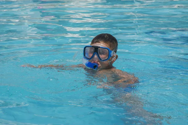 ダイビング器材と水で小さい男の子 — ストック写真